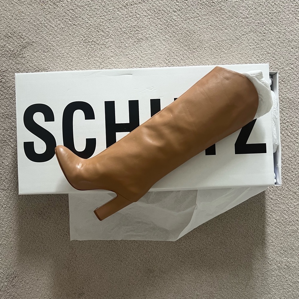 NWT Schultz Gabrielle up Boot in Honeycomb